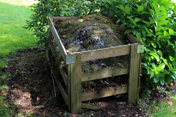 Compost bin with corner braces